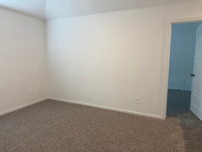 Building Photo - 407 Robin Ct