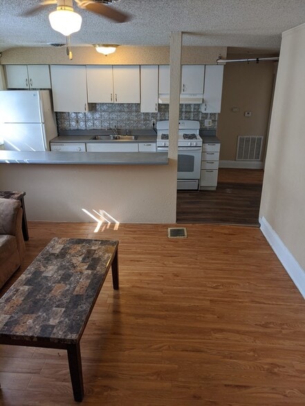 Building Photo - 812 W Main St