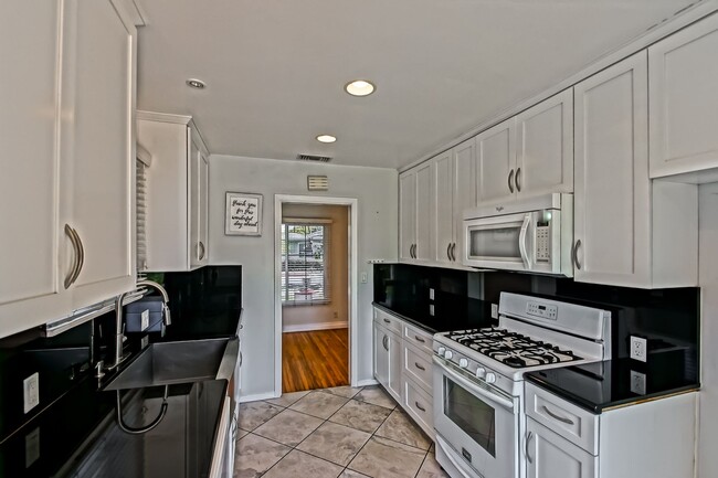 Building Photo - CHARMING, BRIGHT & AIRY HOME ON LARGE CORN...