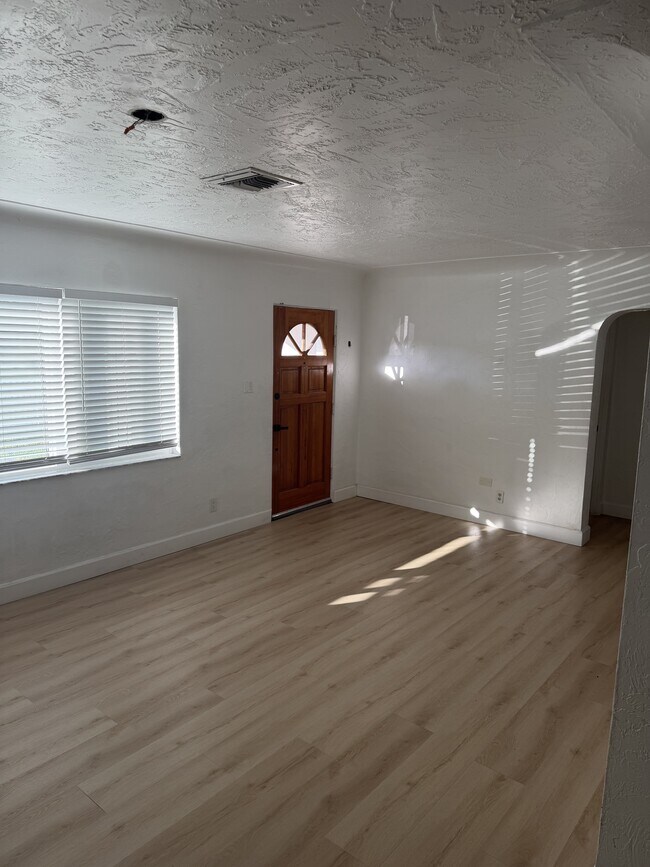 Building Photo - 923 Ivanhoe Way S