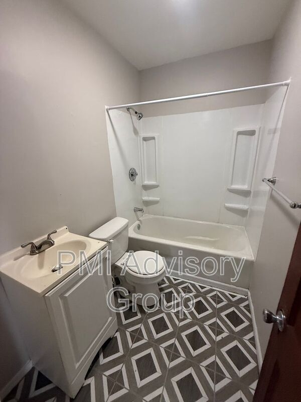 Building Photo - 612 SE 28th St