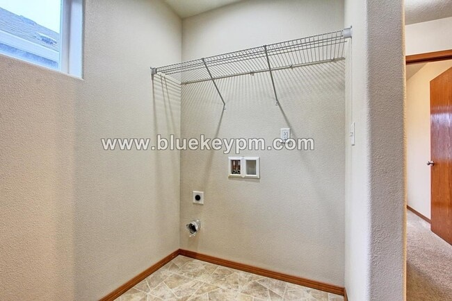 Building Photo - 3 Bed, 2.5 Bath Home Near Walnut Grove Elementary School