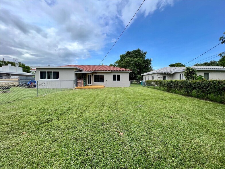 Building Photo - 11020 NE 10th Ave