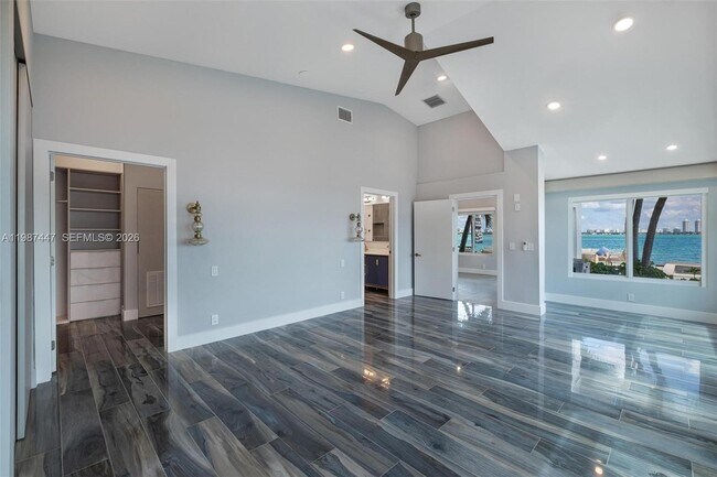 Building Photo - 1365 Bay Terrace