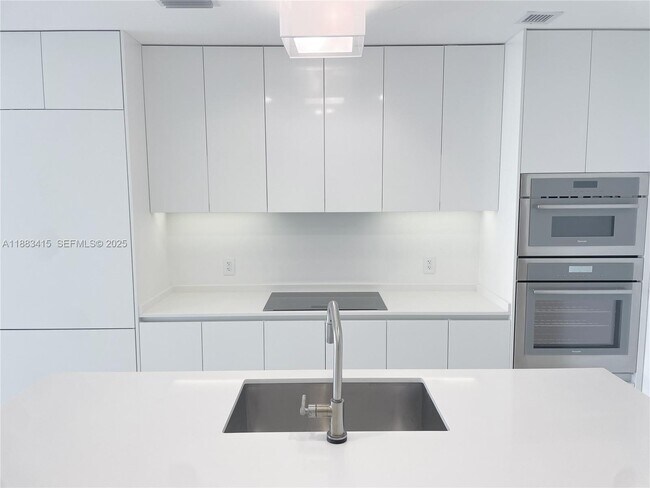 Building Photo - 700 NE 24th St