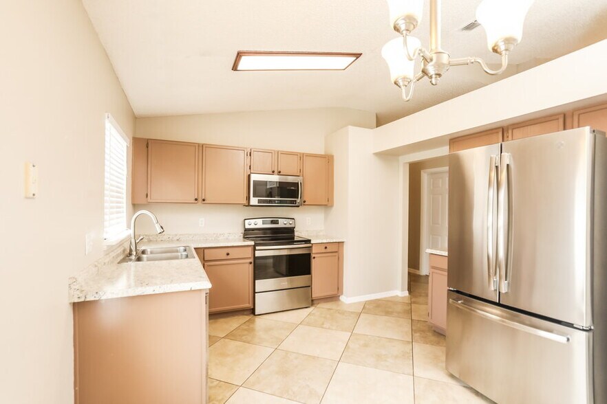 Building Photo - 17510 Silver Creek Ct
