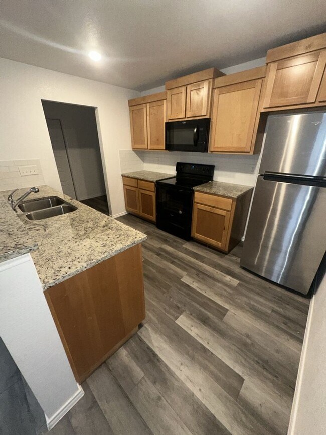 Building Photo - AVAILABLE NOW!