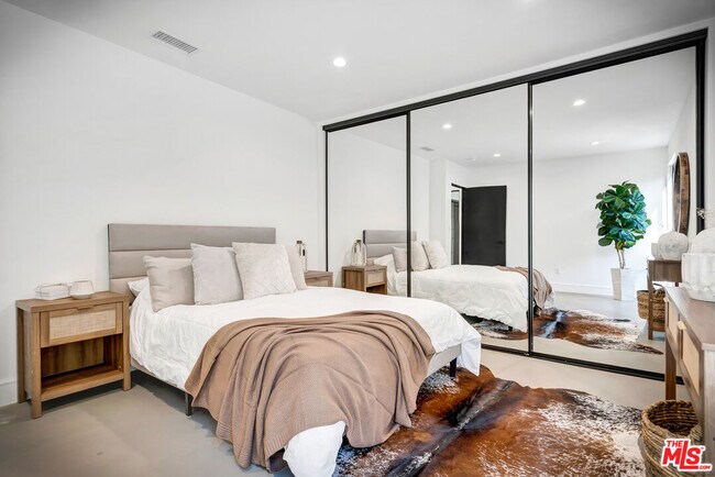 Building Photo - 6236 Sale Ave