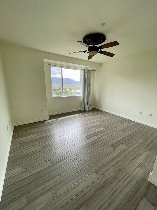 Building Photo - Issaquah Townhouse at Peregrine Point...