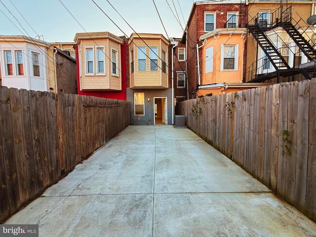 Building Photo - 714 Dolphin St