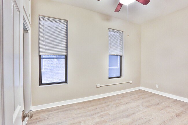 Building Photo - HUGE Condo Quality 4bed/2bath in Hot Wicker Park! Central Air! In-Unit Laundry! Deck! FREE Internet!