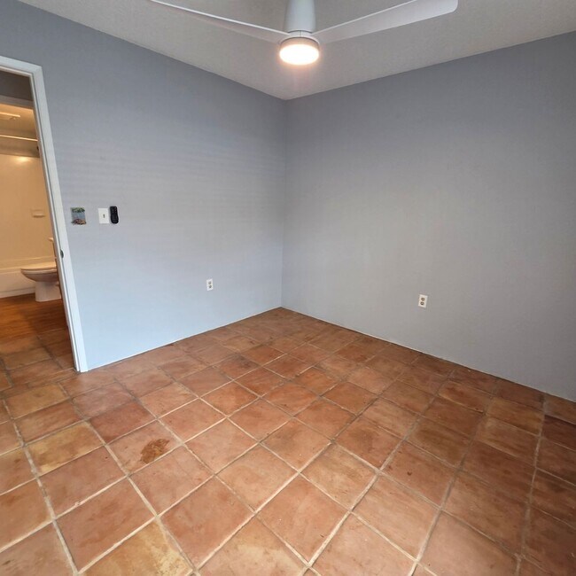 Building Photo - Downstair 2/1.5 Condo in South Kihei