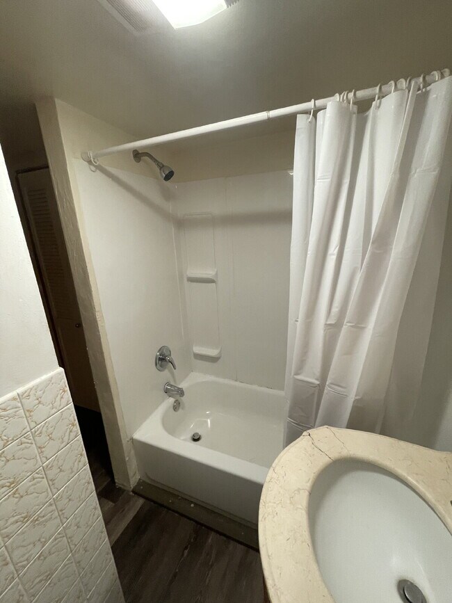 Building Photo - Spacious 3 bedroom with Off street parking!