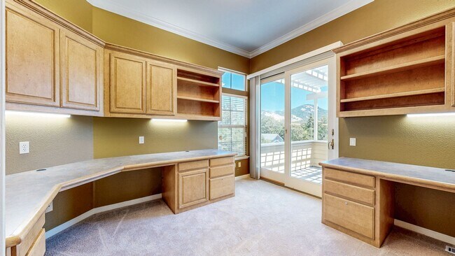 Building Photo - Gorgeous Home with private yards, large de...