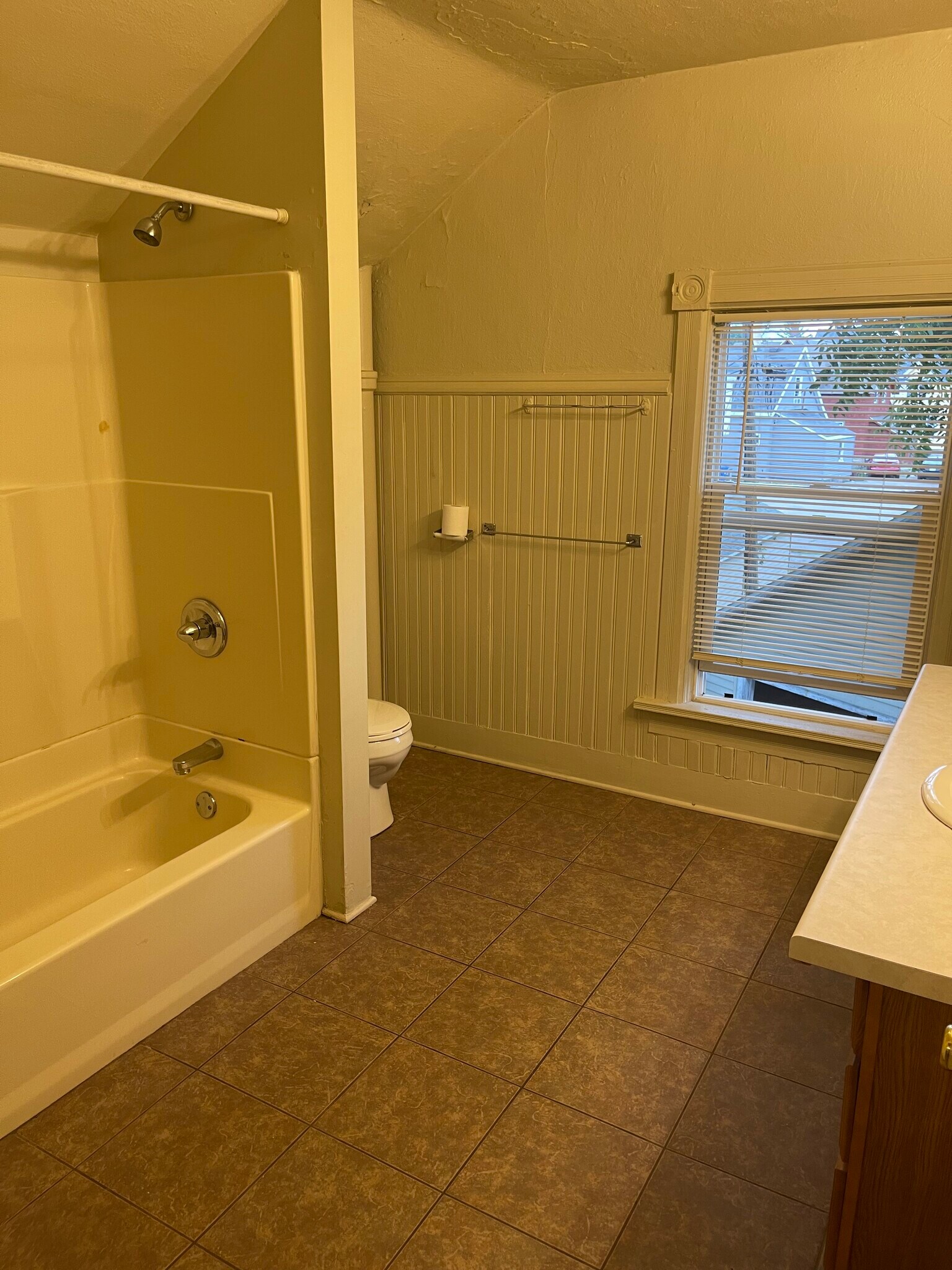 Building Photo - 846 Elmwood Ave