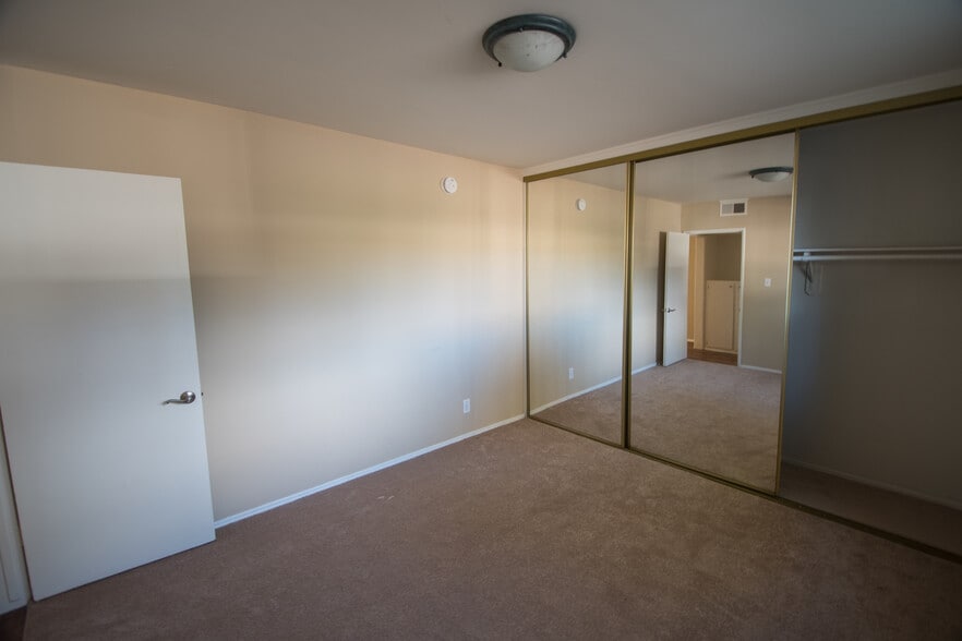 Building Photo - 4565 Hazeltine Ave