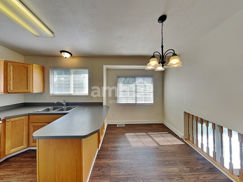 Building Photo - 2436 2940 W