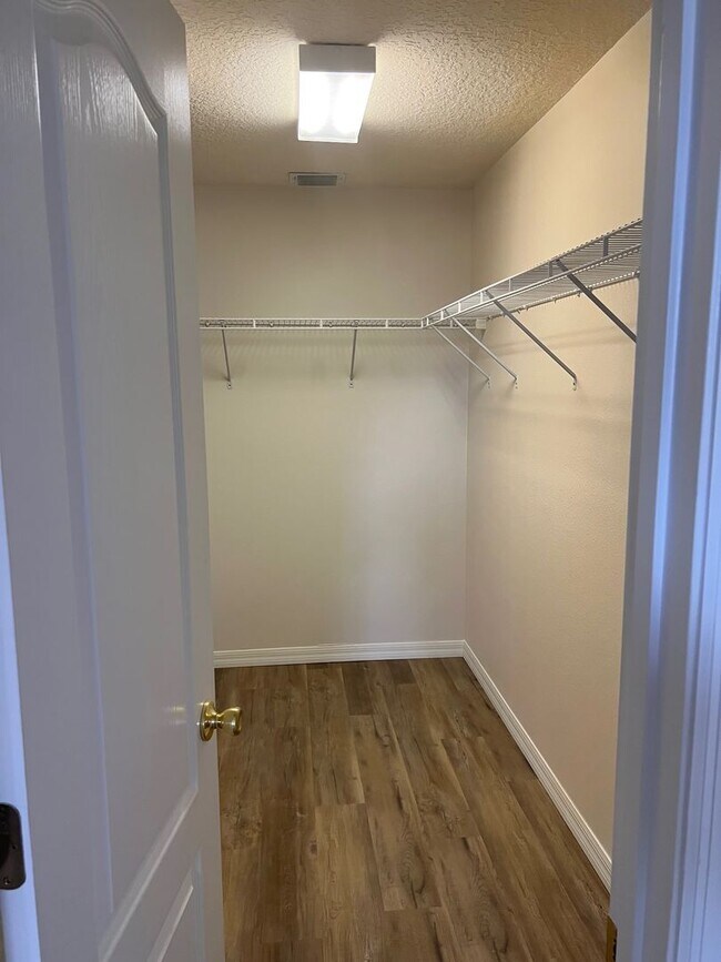 Building Photo - Fabulous 4/2 in Spring Glen Debary!