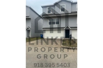 Building Photo - Townhome off Riverside in Tulsa!