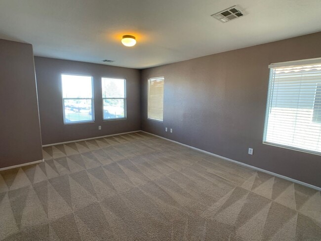 Building Photo - Upgraded 3 bedroom home with loft and den....