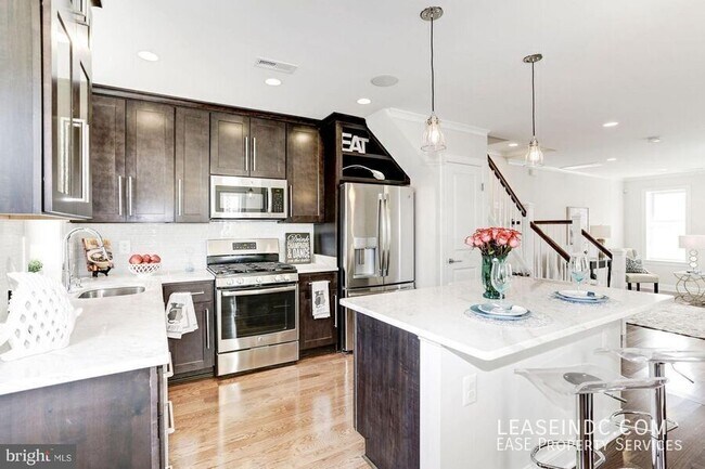 Building Photo - 547 Park Rd NW