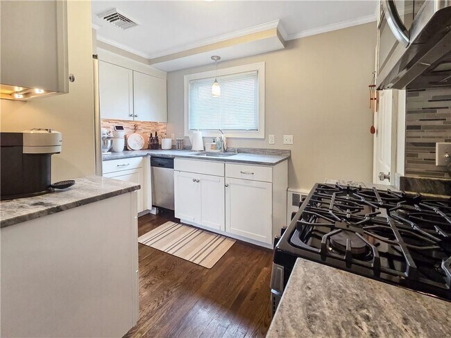 Building Photo - 10 Brayton Ave