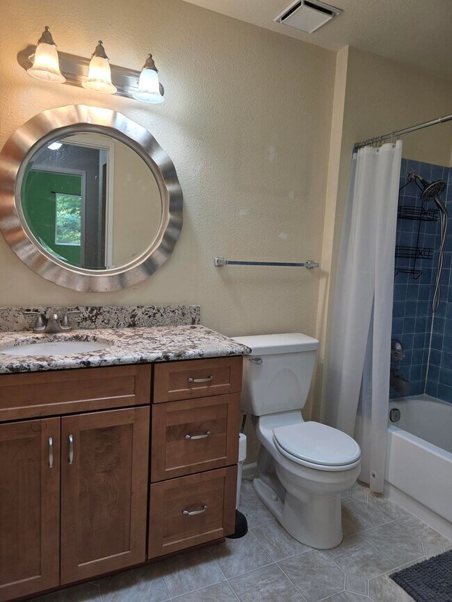 Building Photo - 4 Bedroom Home In Convenient Poulsbo Locat...