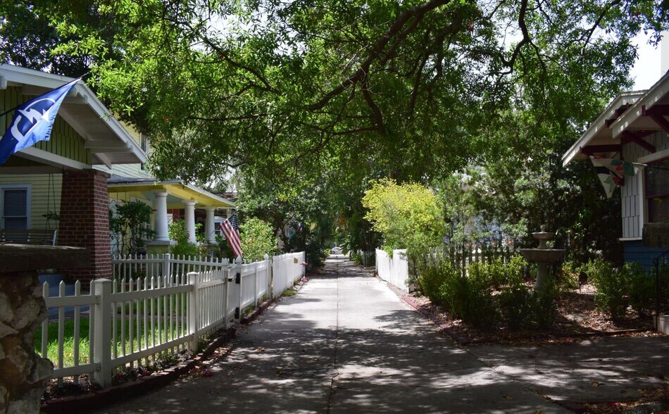 Building Photo - 714 S Bungalow Terrace