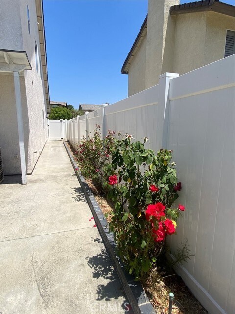 Building Photo - 2117 Los Ranchitos Rd