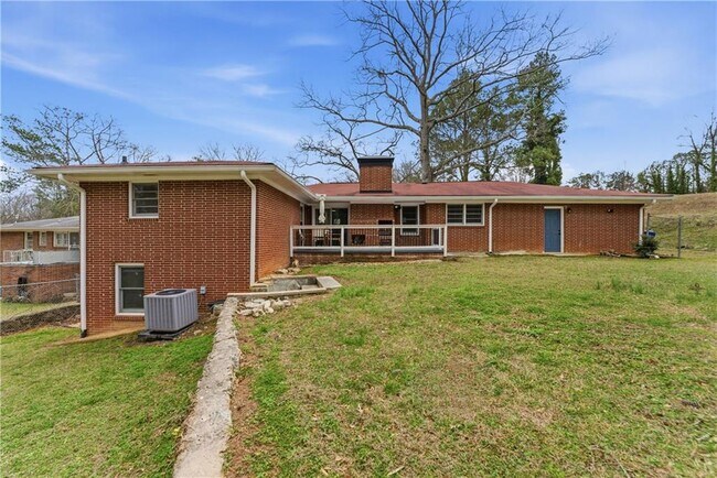 Building Photo - 2393 Lilla Cir SW