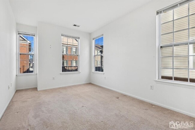 Building Photo - 24 Roosevelt Ave