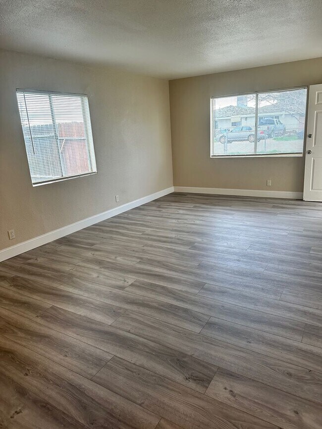 Building Photo - This cute home won't last long with a new ...