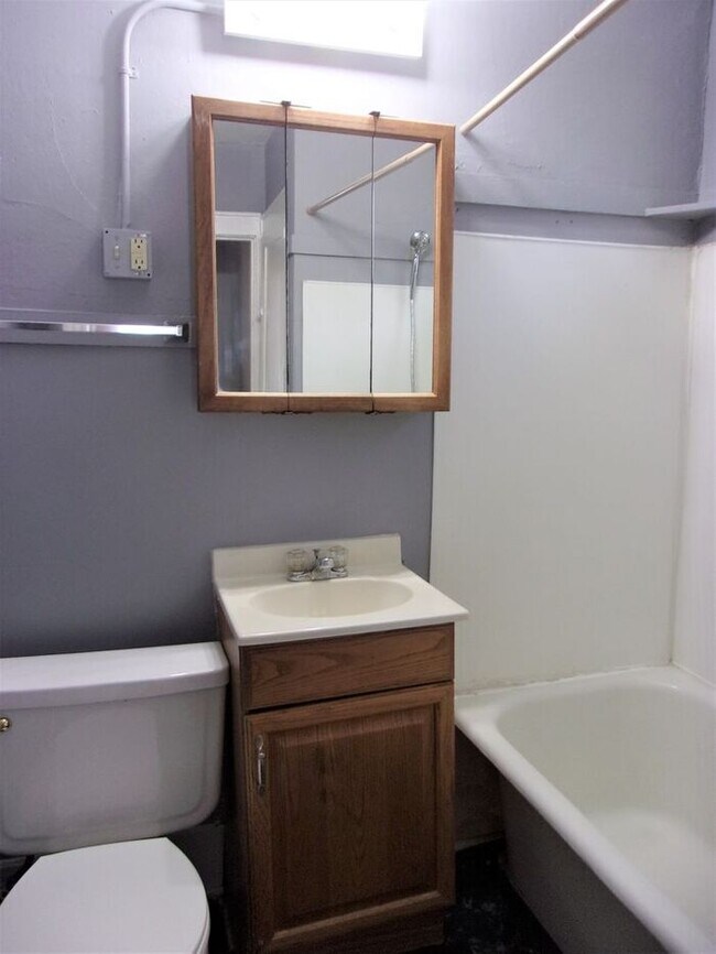 Building Photo - 1 BED 1 BATH 1 CAR DETACHED GARAGE CRESTWO...