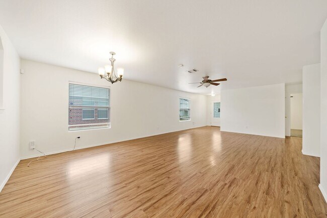 Building Photo - Charming 3-Bedroom Home in Carriage Hills ...