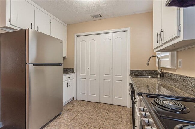 Building Photo - 2/1 Cottage home in Forsyth Co near Lake L...