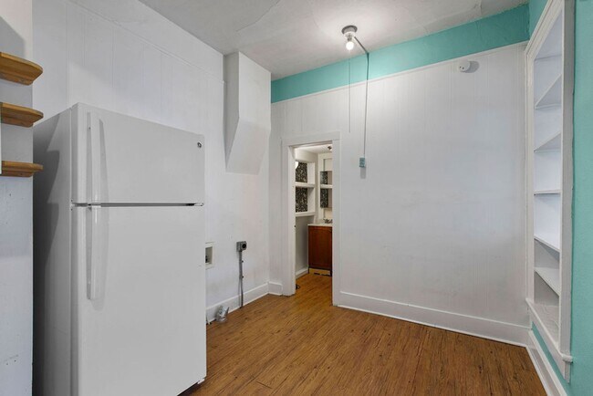 Building Photo - 205 N Sherwood St