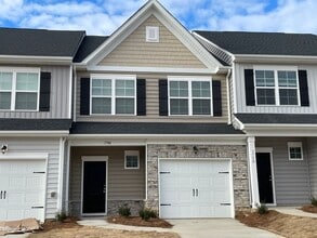 Building Photo - Immaculate Three Bedroom Townhouse in Terrell