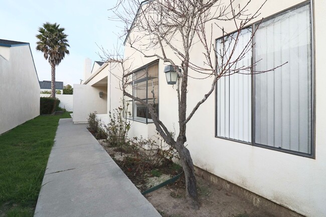 Building Photo - For Rent: Beautiful 3BR/2BA Stonehedge con...