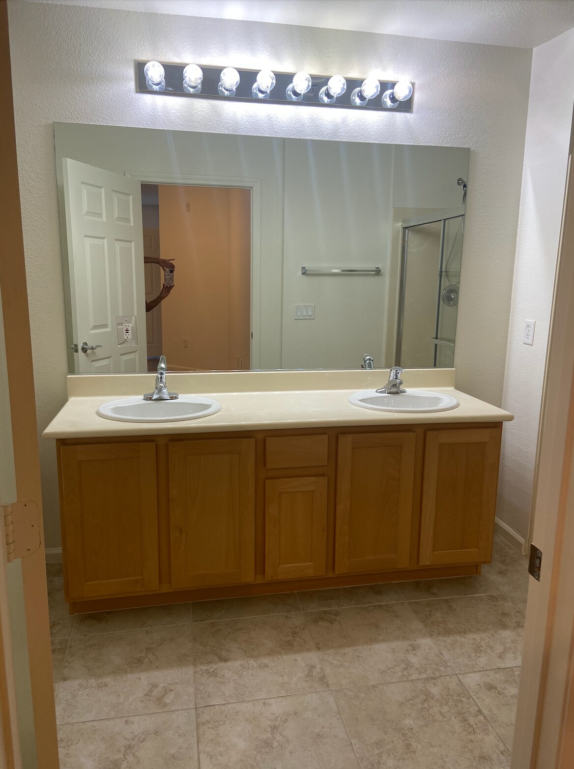 Primary Bathroom & Vanity - 39 E Agate Ave