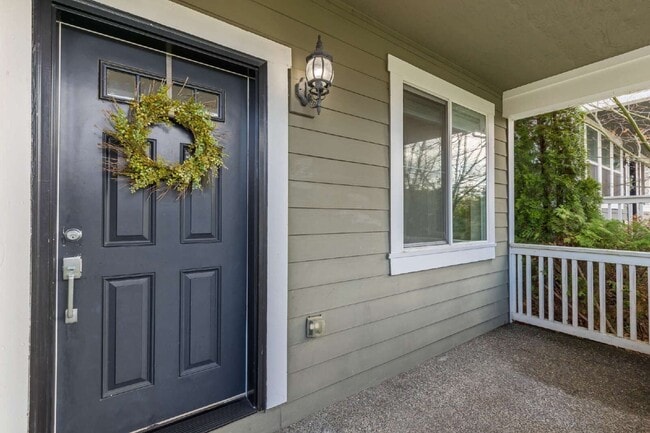 Building Photo - Enjoy this immaculate home in a park-like setting showcasing the beauty of the Issaquah Highland ...