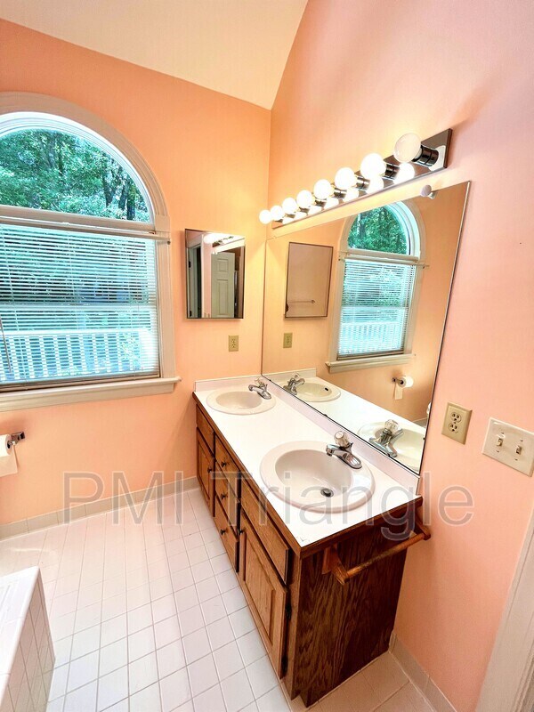 Building Photo - 102 Glen Mavis Ct