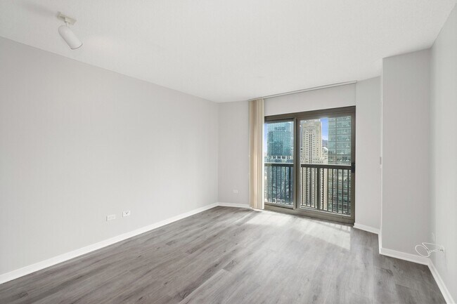 Building Photo - 400 N La Salle Dr