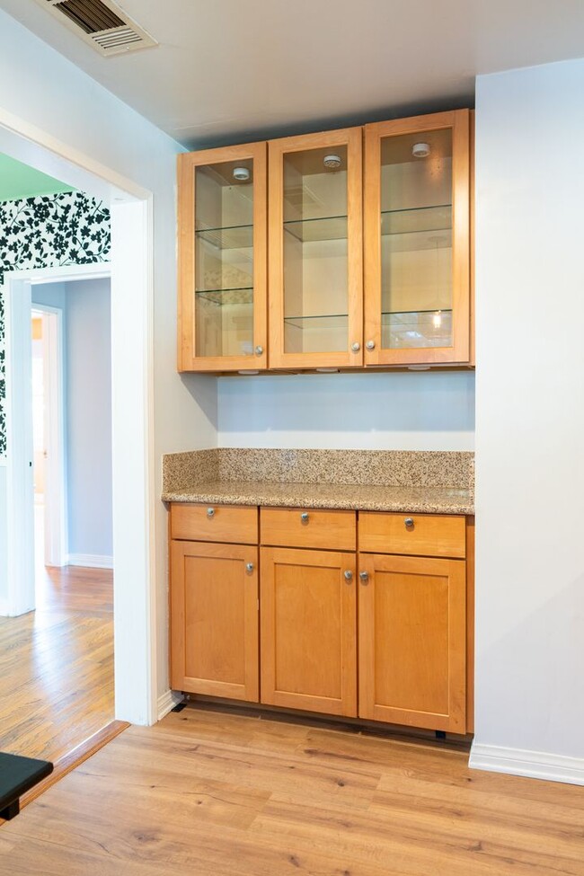 Building Photo - Vibrant 2b2b Franklin Hills / Los Feliz Home - Huge Private Grass  Yard - Central HVAC