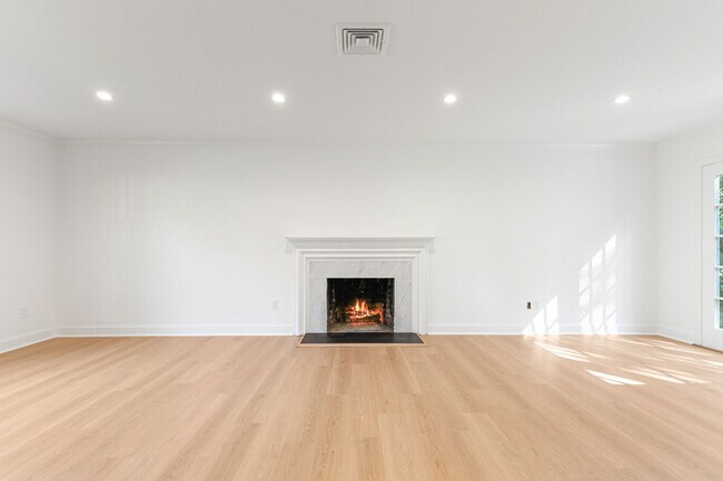 Building Photo - 18 Echo Ln