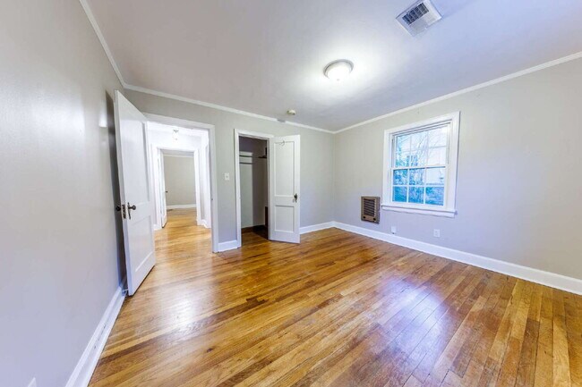 Building Photo - **NOW AVAILABLE!** 2 Bed, 1 Bath Inglewood...