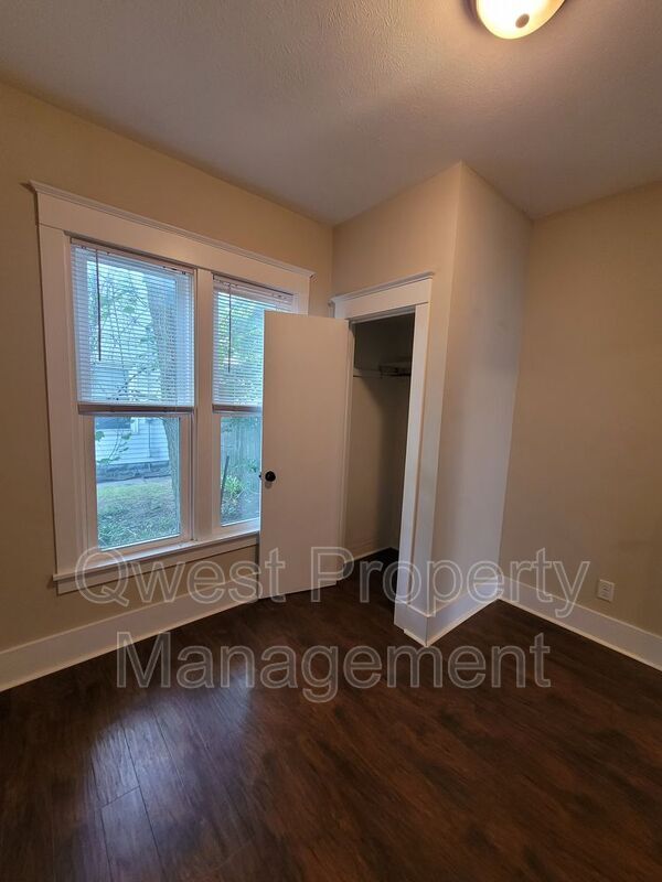 Building Photo - 932 Crescent St NE