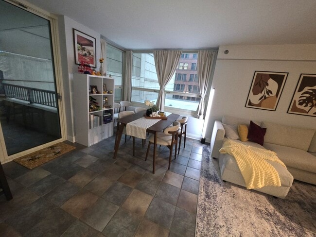 Building Photo - 345 N La Salle Dr