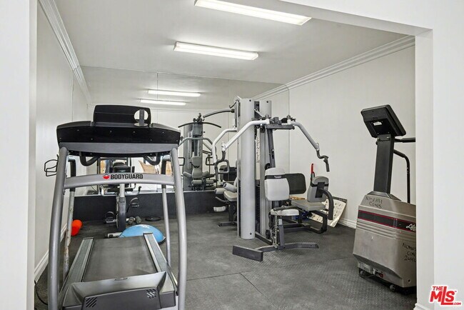 Building Photo - 521 Montana Ave