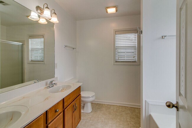 Building Photo - 988 Chardea Ct