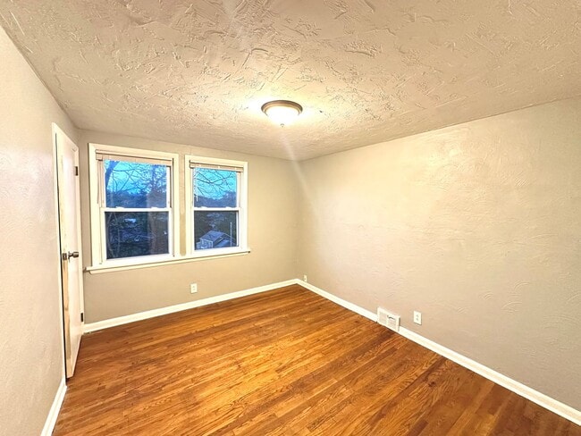 Building Photo - Updated 2 Bed, 1 Bath Home w/ Bonus Room in Castle Shannon - Central Heat & AC, Laundry - Availab...